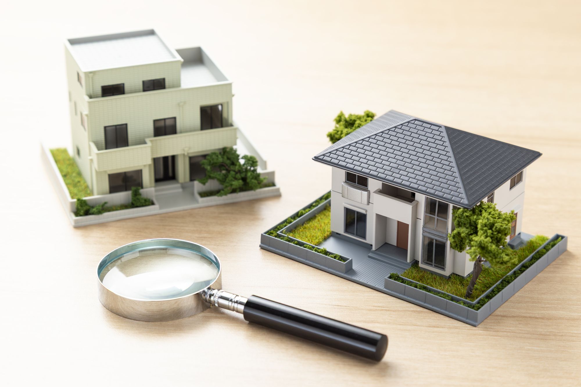 虫眼鏡と住宅の模型